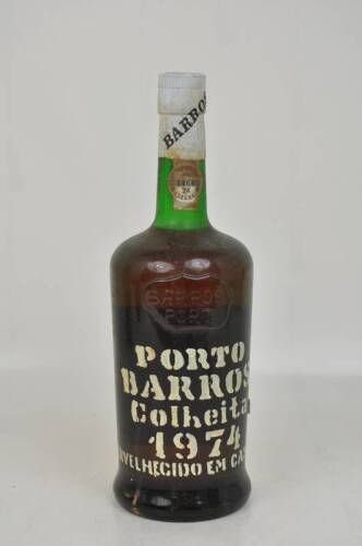 Lote 1214 - Lote de Garrafa de Vinho do Porto BARROS, Colheita 1974, aloirado doce, engarrafado em 1982, para coleccionador.