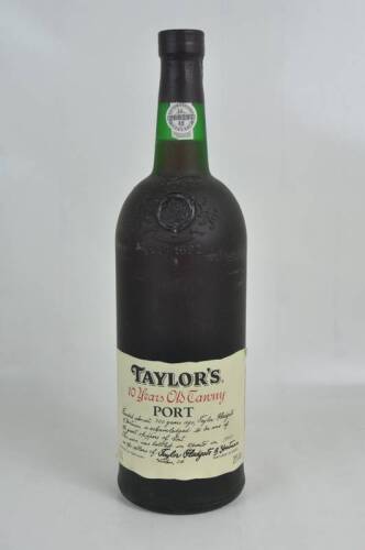 Lote 1222 - Lote de garrafa magnum (150 cl) de Vinho do Porto, Taylor´s 10 anos Old Tawny Port, engarrafado em 1988, em caixa de madeira. Para coleccionador.