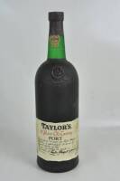 Lote 1245 - Lote de garrafa magnum (150 cl) de Vinho do Porto, Taylor´s 10 anos Old Tawny Port, engarrafado em 1988, em caixa de madeira. Para coleccionador.