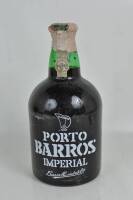 Lote 1250 - Lote de garrafa magnum (1,5 Lt.) de Vinho do Porto Barros Imperial, em caixa de madeira, para coleccionador. Nota: caixa com falhas e defeitos. Lacre com falhas.