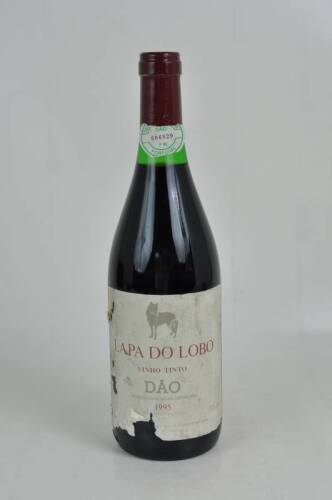 Lote 1256 - Lote de Garrafa de vinho tinto do Dão "Lapa do Lobo" - 1995. Nota: rótulos com falhas.