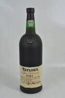 Lote 1268 - Lote de garrafa magnum (150 cl) de Vinho do Porto, Taylor´s 10 anos Old Tawny Port, engarrafado em 1988, em caixa de madeira. Para coleccionador.