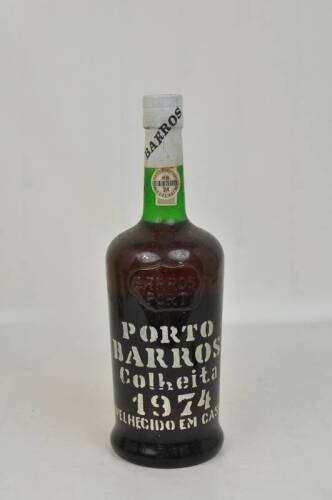 Lote 1283 - Lote de Garrafa de Vinho do Porto BARROS, Colheita 1974, aloirado doce, engarrafado em 1982, para coleccionador.