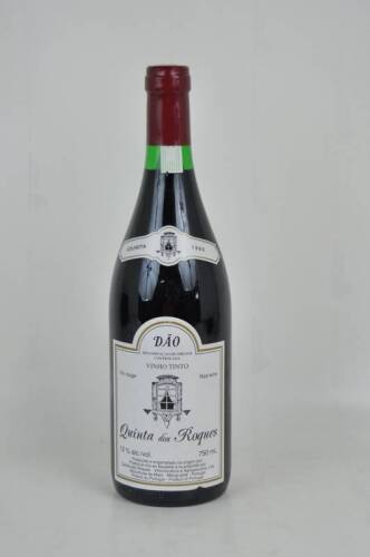 Lote 1284 - Lote de uma garrafa de vinho tinto Dão - Quinta dos Roques, Colheita de 1990 - premiado com medalha de ouro no VIII concurso nacional de vinhos engarrafados promovido pelo IVV em 1993. Vinho de grande qualidade, para coleccionadores.