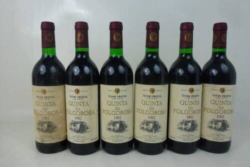 Lote 1298 - Lote de seis garrafas de vinho tinto Quinta da Folgorosa, colheita de 1992, Torres Vedras. Para coleccionadores. Nota: pequenas falhas nos rótulos.