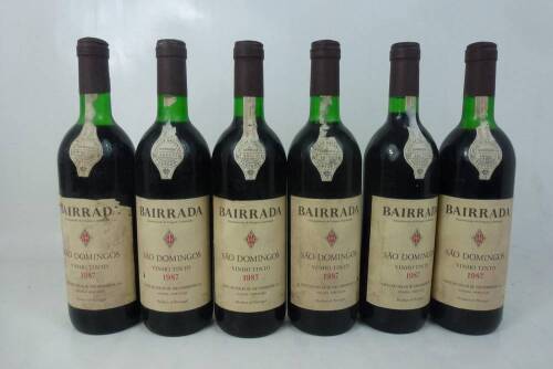 Lote 1301 - Lote de seis garrafas de vinho tinto São Domingos, colheita de 1987, Bairrada. Para coleccionadores. Nota: pequenas falhas nos rótulos.