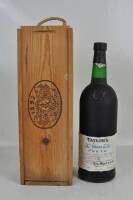 Lote 1314 - Lote de garrafa magnum (150 cl) de Vinho do Porto, Taylor´s 20 anos Old Tawny Port, nº 0264, engarrafado em 1989, em caixa de madeira. Para coleccionador.