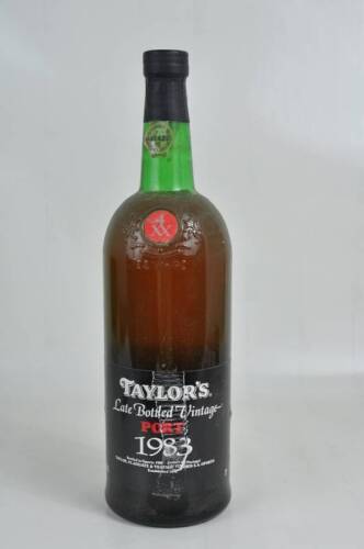 Lote 1319 - Lote de garrafa magnum (150 cl) de Vinho do Porto, Taylor´s LBV de 1983, engarrafado em 1988, em caixa de madeira. Para coleccionador. Nota: ligeira perda, rótulo com rasgão e caixa com falhas.