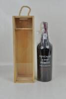 Lote 1361 - Lote de uma garrafa de Vinho do Porto Vintage 1997 - Wiese & Krohn - Quinta do retiro Novo. Nota: inserida em caixa de madeira. Para coleccionador.