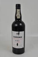 Lote 1371 - Lote de Garrafa de vinho do Porto "Sandeman" Vintage - 1980. Em caixa de madeira. Com valor de venda na Garrafeira Nacional de 79€. Para coleccionadores.