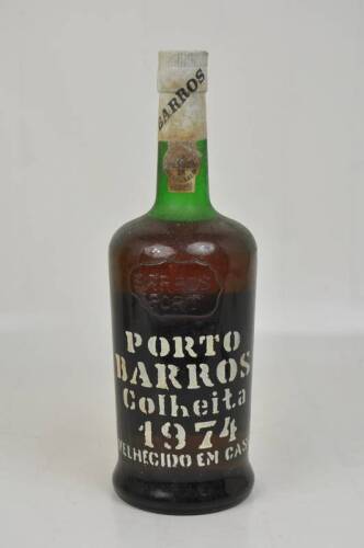 Lote 1375 - Lote de Garrafa de Vinho do Porto BARROS, Colheita 1974, aloirado doce, engarrafado em 1982, para coleccionador.