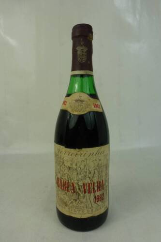 Lote 1381 - Garrafa de vinho tinto Barca Velha 1982 com um valor de na Garrafeira Nacional de 365,00€ . É importante salientar que, em 40 anos de história, o Barca Velha conheceu apenas dois Directores Técnicos/Enólogos o que lhe garante uma consistência 