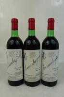 Lote 1402 - Lote de três garrafas de vinho tinto Serradayres, Carvalho, Ribeiro & Ferreira, colheita de 1984. Para coleccionadores. Nota: pequenas falhas nos rótulos.