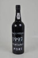 Lote 1440 - Lote de Garrafa de vinho do Porto"Real Companhia Velha" Vintage - 1997 . Em caixa de madeira. Com valor em garrafeira de cerca de 100€. Para coleccionadores.