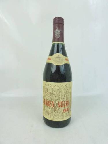 Lote 1576 - Lote de garrafa de vinho tinto Barca Velha 1985 com um valor de mercado superior a 300,00€. É importante salientar que, em 40 anos de história, o Barca Velha conheceu apenas dois Directores Técnicos/Enólogos o que lhe garante uma consistência 