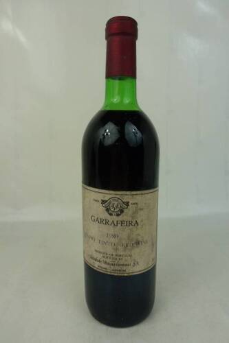 Lote 1582 - Lote de uma garrafa de vinho tinto Garrafeira - Sociedade Vinlcola Lusitana, colheita de 1980. Para coleccionadores.