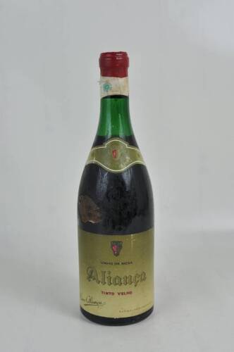 Lote 1597 - Lote de Garrafa de vinho tinto Velho "Aliança" - 1959. Vinho medalhado, para coleccionadores.