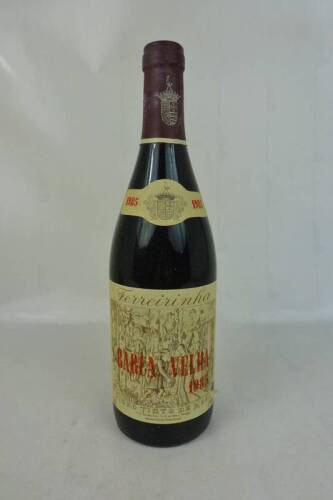 Lote 1598 - Lote de garrafa de vinho tinto Barca Velha 1985 com um valor de mercado superior a 300,00€. É importante salientar que, em 40 anos de história, o Barca Velha conheceu apenas dois Directores Técnicos/Enólogos o que lhe garante uma consistência 