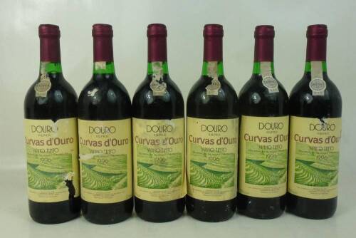 Lote 1616 - Lote de seis garrafas de vinho tinto Curvas D'ouro, colheita de 1996, Douro. Para coleccionadores. Nota. Rótulos com falhas.