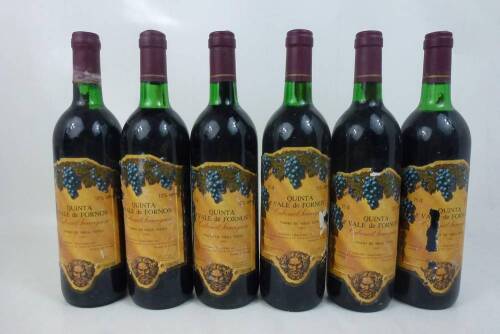 Lote 1672 - Lote de seis garrafas de vinho tinto Quinta de Vale de Fornos, Cabernet Sauvignon, colheita de 1989, Azambuja. Para coleccionadores. Nota: pequenas falhas nos rótulos.