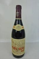 Lote 1683 - Lote de garrafa de vinho tinto Barca Velha 1985 com um valor de mercado superior a 300,00€. É importante salientar que, em 40 anos de história, o Barca Velha conheceu apenas dois Directores Técnicos/Enólogos o que lhe garante uma consistência 