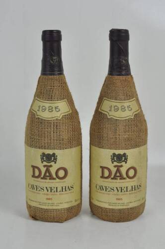 Lote 1686 - Lote de Garrafa de vinho tinto do Dão "Caves Velhas" - 1985, com invólucro de serapilheira.