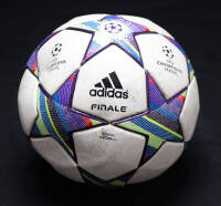 Lote 4 - ADIDAS - bola de futebol UEFA Champions League MUNICH 2011-2012. Bola Oficial da Final Champions League. PVP(2012): € 140. Marcas de uso