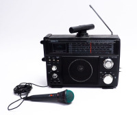 Lote 7 - RÁDIO MILITAR - rádio militar multiband da marca Intron, modelo 2959-2, de 1988 (?), com microfone. Dimensão: 28x34,5x15 cm. Não testado. Rádio idêntico à venda por € 250. Consultar valor indicativo em https://www.olx.pt/anuncio/rdio-militar-intr