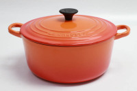 Lote 17 - CAÇAROLA LE CREUSET - caçarola da marca Le Creuset em ferro fundido e esmalte laranja, tamanho 22, made in França. Caçarola idêntica à venda por € 245. Dimensão: 14x23 cm. Pequenas marcas de uso. Nota: consultar valor indicativo em https://tinyu