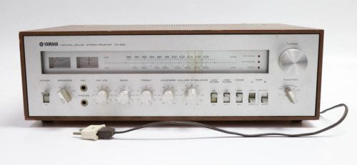 Lote 19 - RÁDIO YAMAHA, VINTAGE - rádio vintage da marca Yamaha CR-600, Natural Sound Stere Receiver, com caixa em madeira. Dimensão: 14,5x47,5x32 cm. Marcas de uso, não testado