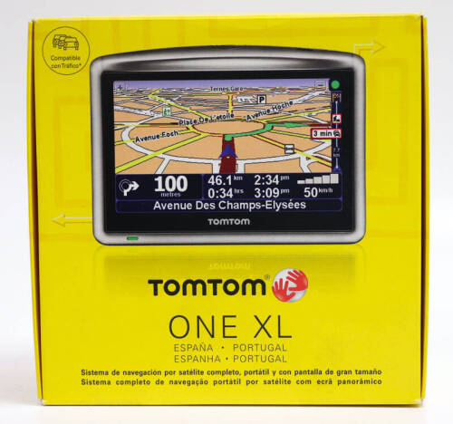 Lote 199 - GPS TOM TOM ONE XL - ecrãn panorâmico táctil de 4,3 polegadas, mapas de Portugal e Espanha instalados, instruções faladas. Nota: com caixa original e bom estado de conservação.