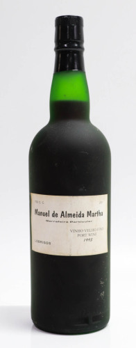 Lote 38 - VINHO PORTO VELHO MARTHA - Garrafa de Vinho do Porto Velho Fino, Garrafeira Particular 1995, Lobrigos, Manuel de Almeida Martha, (750 ml – 20%vol). Nota: garrafa idêntica de 1977 à venda em site da especialidade por € 250 em https://www.vivino.c