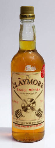 Lote 66 - WHISKY THE CLAYMORE SCOTCH WHISKY A. FERGUNSON & COMPANY - Garrafa de whisky (43% vol - 70 cl). Garrafa dos Anos 1970's. Nota: garrafa idêntica à venda por € 203,07. Consultar valor indicativo em https://www.masterofmalt.com/whiskies/a-ferguson-