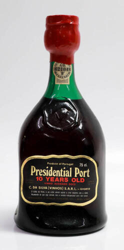 Lote 95 - PRESIDENTIAL PORT 10 YEARS OLD - Garrafa de Vinho do Porto Aloirado Doce. Matured in wood. Engarrafado em 1978. C. Da Silva S.A.R.L - Oporto. (75cl). Encontra-se totalmente fechada. Nota: Garrafa para colecionadores.