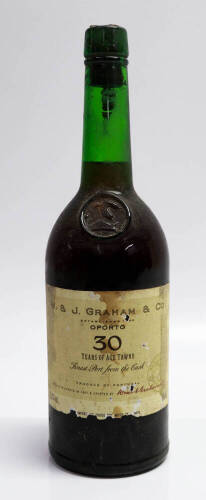 Lote 96 - GRAHAM 30 ANOS - Garrafa antiga de Vinho do Porto. W.&J. Graham & Co. - 30 Years of Age Tawny - Finest Port from tge Cask. Produce of Portugal (70cl,20%vol.). Nota: Encontra-se totalmente fechada, alguns rasgos no rótulo.