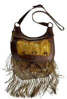 Lote 97 - BOLSA DE CAÇA ANTIGA - Em couro, pele e macramé. Interior com divisórias para cartuchos. Alça em couro. Dim: 45x29 cm. Nota: sinais de uso