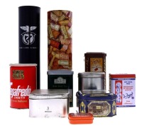 Lote 104 - LATAS EM FOLHA DE METAL - Conjunto de 10 latas de colecção: Suchard Truffes Van Houten, Dr. Bayard, Ahmad Tea, Harrods, Segafredo Zanetti, Tiger Peach, 2 Zara Underwear, Rolhas De Cortiça, Sport Lisboa e Benfica - reserva, com decorações e tama