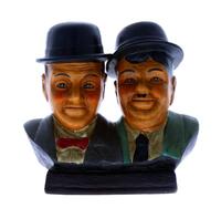 Lote 260 - BUCHA E ESTICA, FIGURAS EM CERÂMICA - Figura em cerâmica policromada e relevada de "Laurel & Hardy". Dim: 22x21x10 cm