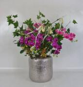 Lote 10 - Floreira de vidro texturado prateado, com arranjo de flores artificiais, floreira com 26x25 cm altura com arranjo de 73 cm Nota: com sinais de uso