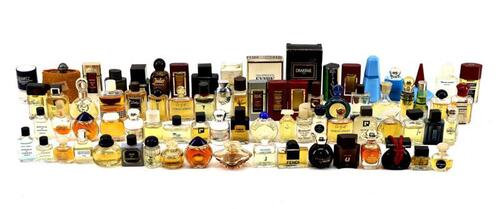 Lote 19 - MINIATURAS DE PERFUMES - Conjunto de mais de 75 amostras de diversas marcas de perfumes, como Cartier, Christian Dior, Givenchy, Armani, Boucheron, Moschino, Yves Saint Laurent, S.T. Dupont, Nina Ricci, Vivienne Westwood, Estèe Lauder, entre out