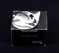 Lote 35 - ATLANTIS, SUPORTE "LÁGRIMA" - Em cristal, Colecção "Alma Lusa", marca gravada, pode ser usado como suporte de telemóvel, cartas, pisa-papéis ou outros. Dim: 11 cm de comprimento. Nota: sem uso, em caixa da marca (sinais de armazenamento)