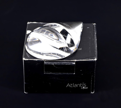 Lote 41 - ATLANTIS, SUPORTE "LÁGRIMA" - Em cristal, Colecção "Alma Lusa", marca gravada, pode ser usado como suporte de telemóvel, cartas, pisa-papéis ou outros. Dim: 11 cm de comprimento. Nota: sem uso, em caixa da marca (sinais de armazenamento)