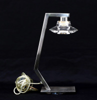 Lote 60 - DRG, CANDEEIRO DE MESA - Modelo em aço inox e vidro, com etiqueta na base, botão de regulação de intensidade de luz. Dim: 32 cm de altura