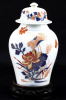 Lote 65 - VISTA ALEGRE, POTE EM PORCELANA - Decoração oriental floral em azul e laranja, com ornamentos em dourado, marcado na base Verde grande fogo e mufla, a carimbo (1971-1980), assente em base de madeira. Porcelana com defeito. Dim: 21 cm de altura