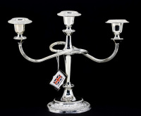 Lote 84 - CANDELABRO EM CASQUINHA INGLESA - Candelabro de 3 lumes com braços de serpentina, modelo Queen Anne, Made in England, Silver Plated, decoração vegetalista em relevo. Sem uso, com etiqueta. Dim: 25x30x12 cm