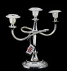 Lote 84 - CANDELABRO EM CASQUINHA INGLESA - Candelabro de 3 lumes com braços de serpentina, modelo Queen Anne, Made in England, Silver Plated, decoração vegetalista em relevo. Sem uso, com etiqueta. Dim: 25x30x12 cm - 2