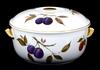 Lote 109 - ROYAL WORCESTER, TERRINA COM TAMPA EM PORCELANA INGLESA - Decoração Evesham com frutos e ornamentos em dourado, Made in England, Oven to Table Ware. Em bom estado. Dim: 22 cm de diâmetro