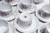 Lote 9 - SERVIÇO DE CHÁ EM PORCELANA - serviço de chá em porcelana da marca Quinta Nova, decoração Atlântico Lezíria de motivos florais policromados, composto por bule, leiteira, açucareiro, 12 chávenas com respetivos pires, num total de 25 peças. Novos, - 3