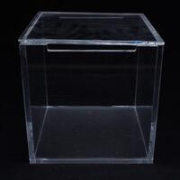 Lote 90 - CUBO EM ACRÍLICO - cubo em acrílico com tampa. Dimensão: 26x26x26 cm. Produto proveniente de loja de decoração. Pode apresentar marcas de exposição