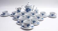 Lote 92 - SERVIÇO DE CAFÉ EM PORCELANA - serviço de café em porcelana da marca Quinta Nova, decoração Atlântico Algarve de motivos florais a azul, composto por bule, leiteira, açucareiro, 12 chávenas com respetivos pires, num total de 25 peças. Novos, em 